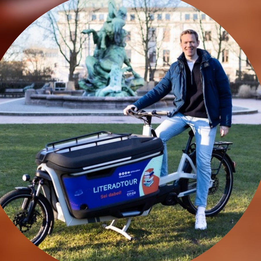 Portr&auml;t von Lennart Schaefer mit seinem Lastenrad